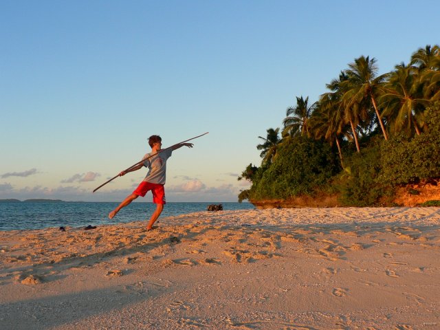 125- Concours de javelot sur la plage de Leke Leka au soleil couchant 